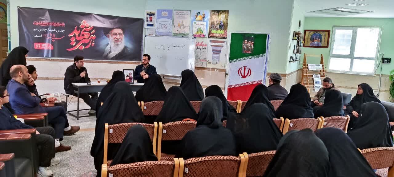 محفل شعرخوانی «نیمکتهای آسمانی» در قم برگزار شد