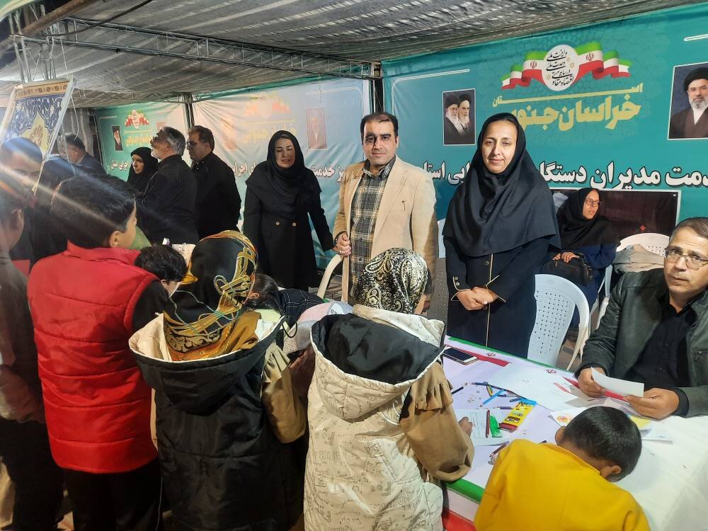حضور اقشار مختلف در غرفه فرهنگی و سنگر دانایی، اداره کل کتابخانه های عمومی استان خراسان جنوبی در شبهای اتحاد مقدس
