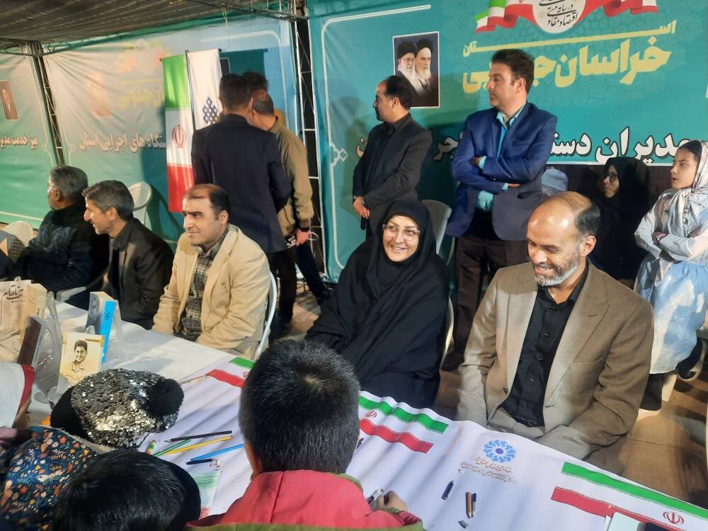 حضور اقشار مختلف در غرفه فرهنگی و سنگر دانایی، اداره کل کتابخانه های عمومی استان خراسان جنوبی در شبهای اتحاد مقدس