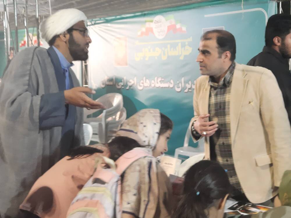 حضور اقشار مختلف در غرفه فرهنگی و سنگر دانایی، اداره کل کتابخانه های عمومی استان خراسان جنوبی در شبهای اتحاد مقدس