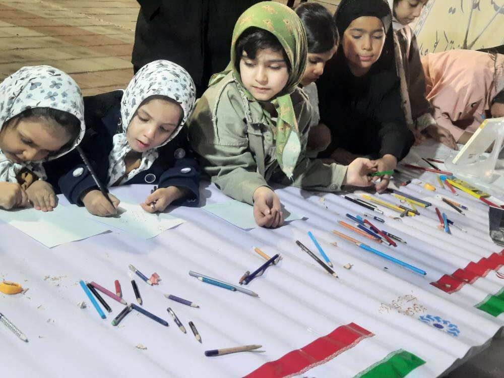 حضور اقشار مختلف در غرفه فرهنگی و سنگر دانایی، اداره کل کتابخانه های عمومی استان خراسان جنوبی در شبهای اتحاد مقدس