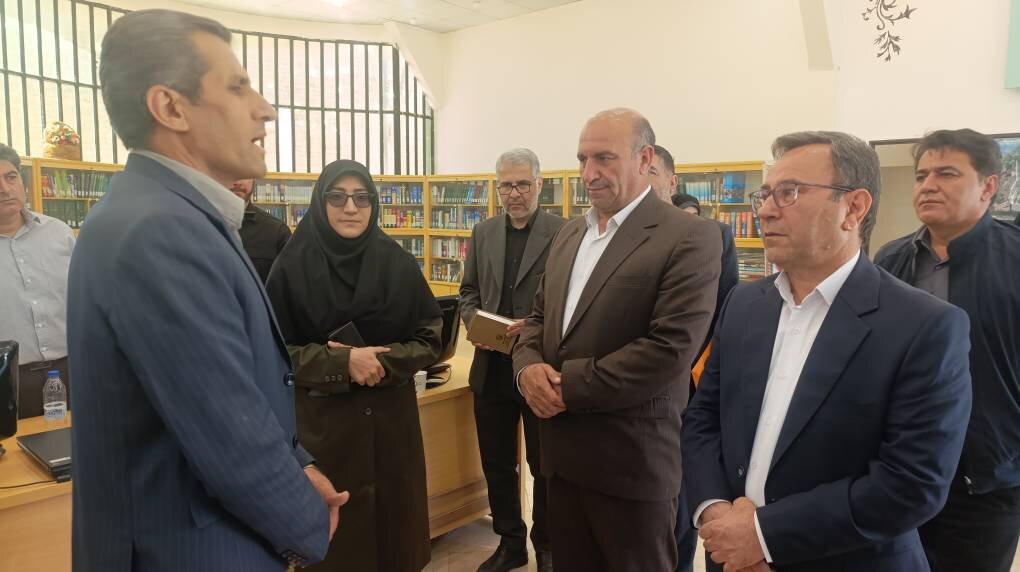 غرس نهال به یاد رهبر شهید انقلاب در پویش ملی «باغ امین» با حضور استاندار لرستان در خرم‌آباد