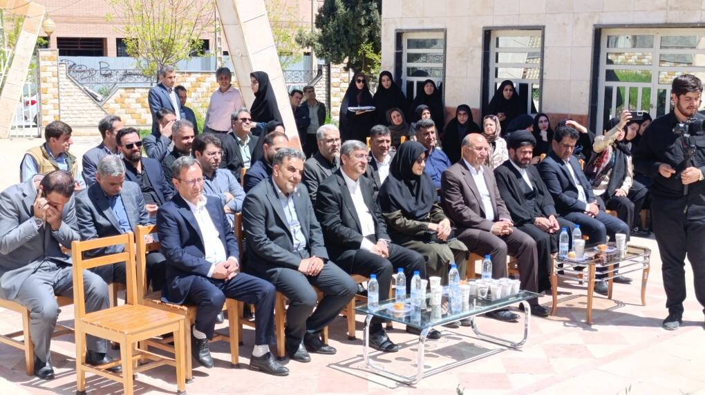 غرس نهال به یاد رهبر شهید انقلاب در پویش ملی «باغ امین» با حضور استاندار لرستان در خرم‌آباد