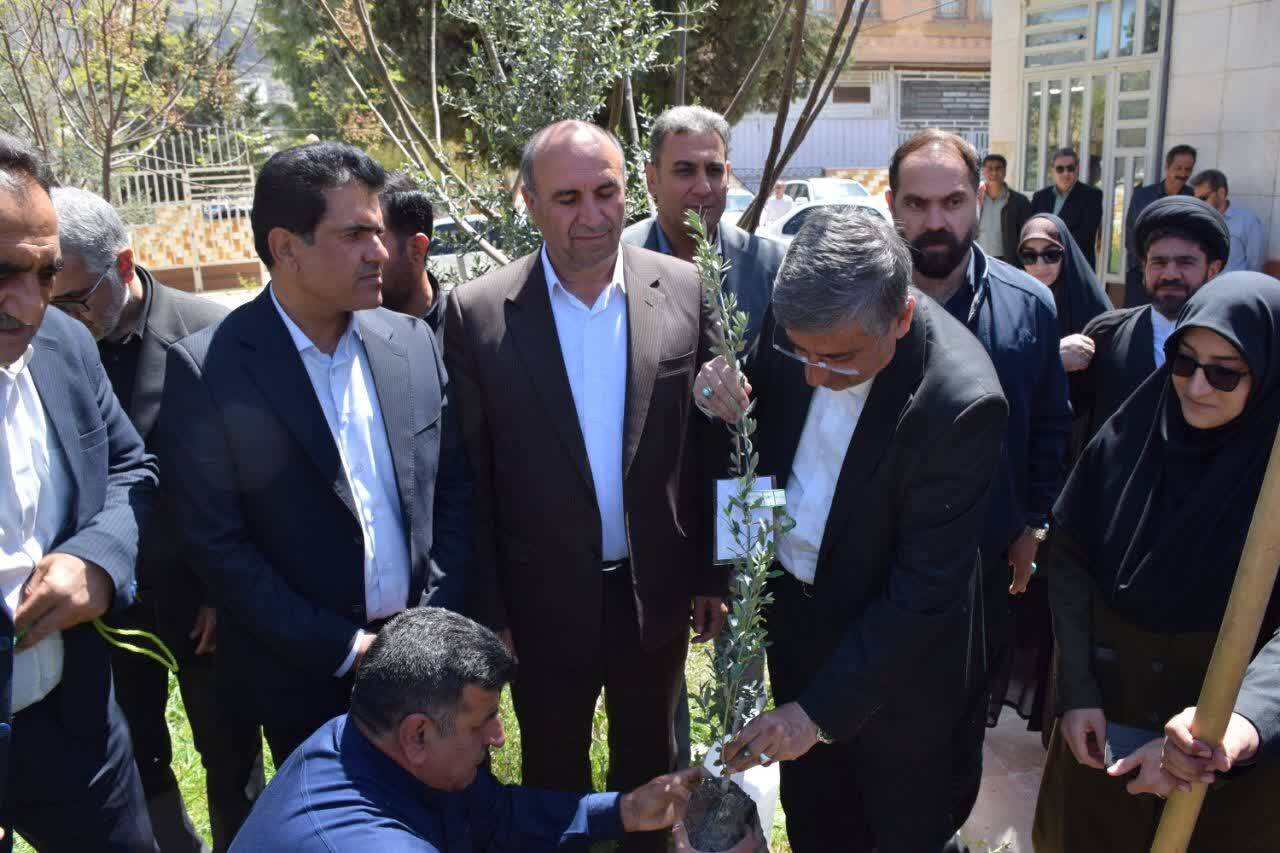 غرس نهال به یاد رهبر شهید انقلاب در پویش ملی «باغ امین» با حضور استاندار لرستان در خرم‌آباد
