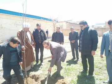 کاشت نهال ثمرده در کتابخانه‌های منتخب اصفهان؛ گرامیداشت یاد رهبر شهید انقلاب
