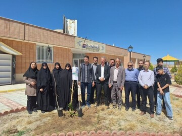 کاشت نهال ثمرده در کتابخانه‌های منتخب اصفهان؛ گرامیداشت یاد رهبر شهید انقلاب