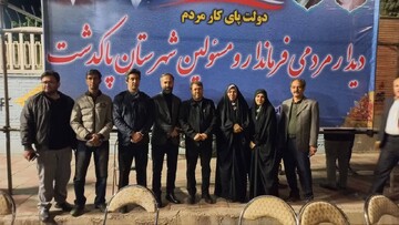 برپایی میز خدمت مسئولین پاکدشت در تجمعات شبانه مردمی در میدان معلم شهید امام خامنه ای پاکدشت