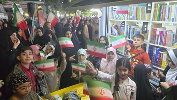 حضور پرشور کتابداران پایتخت در ایستگاه های فرهنگی کتابخانه های سیار مستقر در نازی آباد، فلکه دوم صادقیه و میدان منیریه