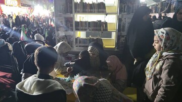 حضور پرشور کتابداران پایتخت در ایستگاه های فرهنگی کتابخانه های سیار مستقر در نازی آباد، فلکه دوم صادقیه و میدان منیریه