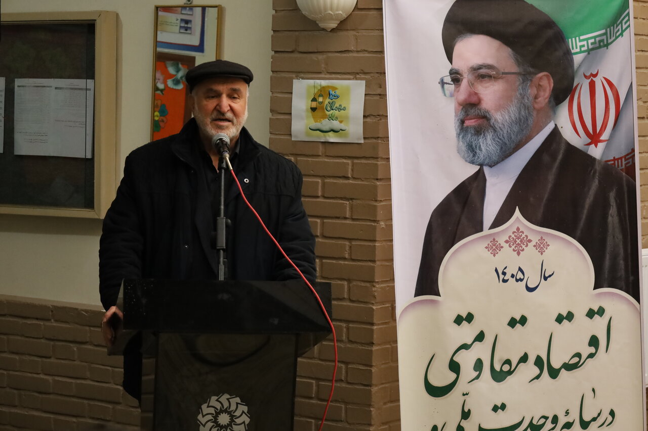 صدای خندههای دانشآموزان نمیآید، نوای ضجّه دَمّامها میآید از هر سو