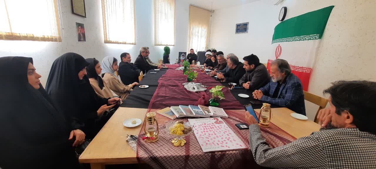 محفل شعر در کتابخانه شهر سجزی، پاسداشت رهبرشهید انقلاب و یادآوری مظلومیت شهدای میناب