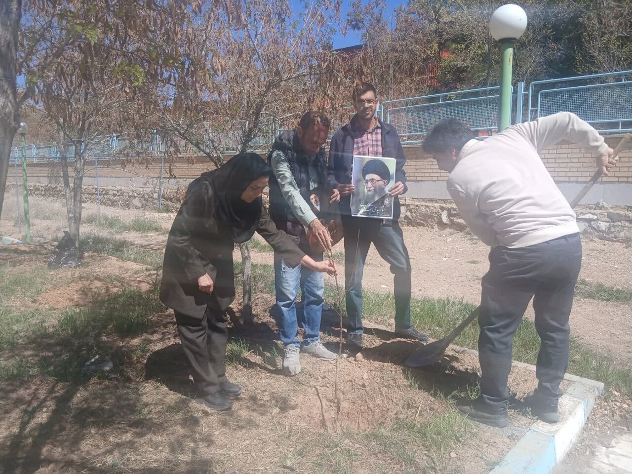 غرس نهال به یاد رهبر شهید انقلاب در پویش ملی «باغ امین»