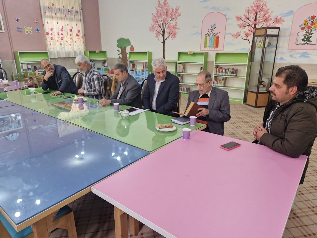 «نیمکت‌های آسمانی» در تیران و کرون؛ یادبود اربعین شهدای دانش‌آموز میناب