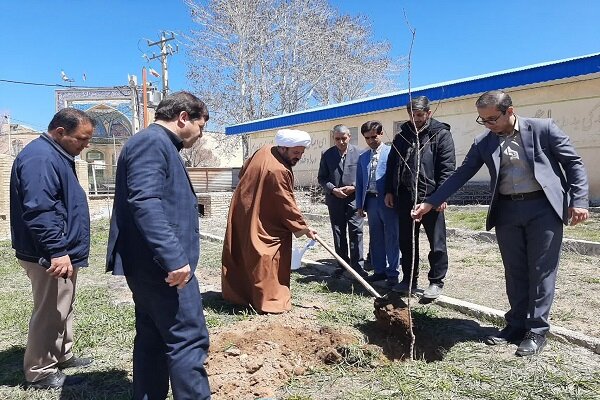 کاشت ۲ اصله نهال مثمر در کتابخانه عمومی نبوت شهرستان بوئین میاندشت