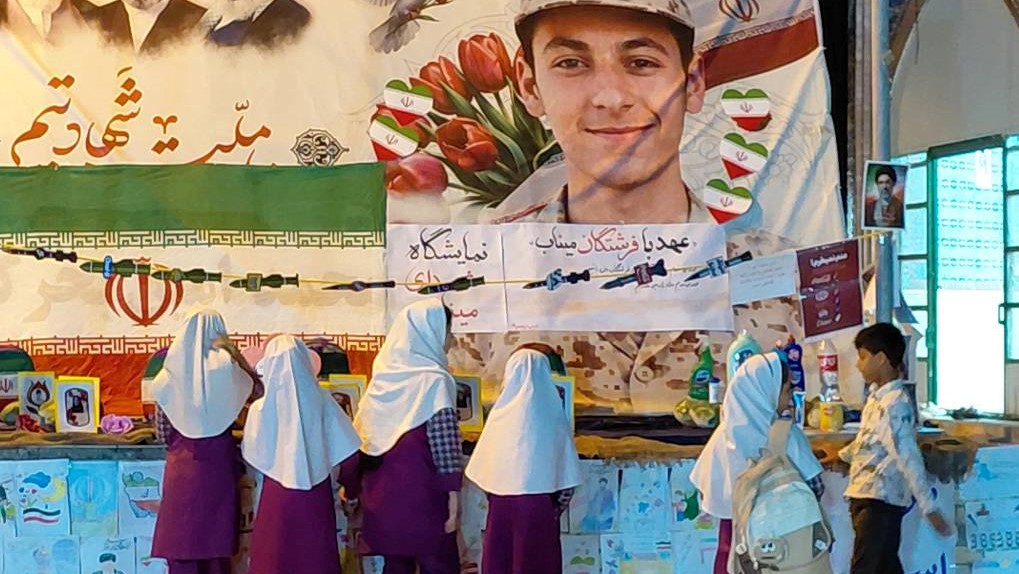 اجرای پویش فرهنگی «ایستاده برای ایران» در یادمان شهدای گمنام هندیجان
