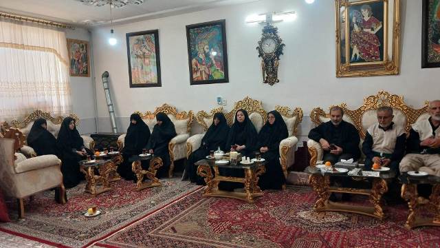 کتابداران دامغان با خانواده شهید مهدی علی میرزایی دیدار کردند