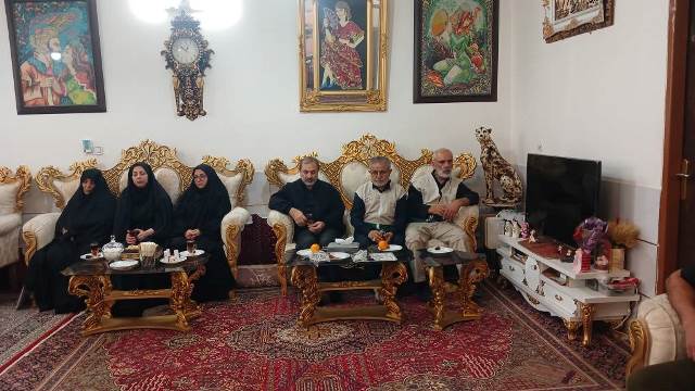 کتابداران دامغان با خانواده شهید مهدی علی میرزایی دیدار کردند