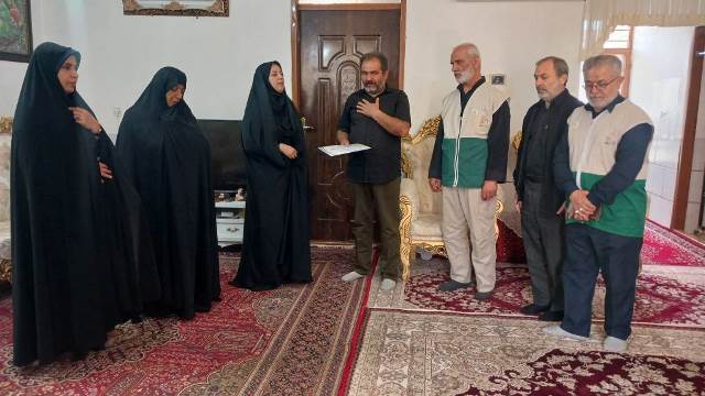 کتابداران دامغان با خانواده شهید مهدی علی میرزایی دیدار کردند