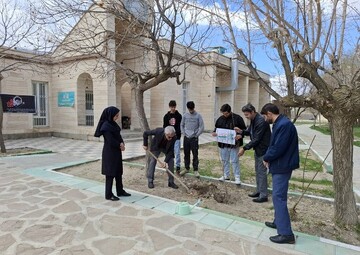 غرس نهال در پویش ملی «باغ امین» با حضور مدیرکل کتابخانه‌های عمومی آذربایجان‌غربی