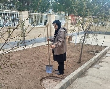 غرس نهال در پویش ملی «باغ امین» با حضور مدیرکل کتابخانه‌های عمومی آذربایجان‌غربی