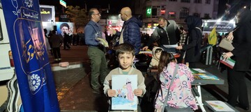 حضور کتابخانه سیار نهاد کتابخانه‌های عمومی کشور در تجمعات شبانه، «ایستاده برای ایران» میدان انقلاب