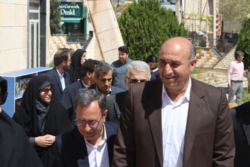 دیدار فرماندار خرم آباد و رییس انجمن کتابخانه های عمومی شهرستان از کتابخانه حضرت مهدی (عج )