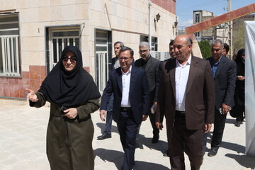 دیدار فرماندار خرم آباد و رییس انجمن کتابخانه های عمومی شهرستان از کتابخانه حضرت مهدی (عج )