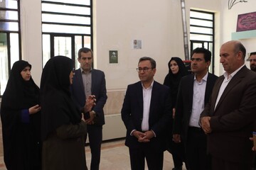 دیدار فرماندار خرم آباد و رییس انجمن کتابخانه های عمومی شهرستان از کتابخانه حضرت مهدی (عج )