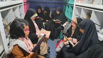 حضور کتابخانه سیار یار مهربان 9 شهرستان ری در تجمعات شبانه مردم در فلکه دوم تهرانپارس