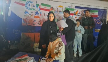 حضور کتابخانه سیار یار مهربان 9 شهرستان ری در تجمعات شبانه مردم در فلکه دوم تهرانپارس