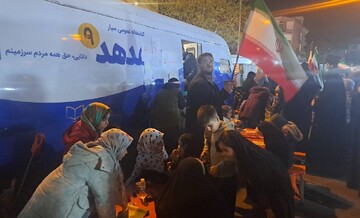 حضور کتابخانه سیار یار مهربان 9 شهرستان ری در تجمعات شبانه مردم در فلکه دوم تهرانپارس