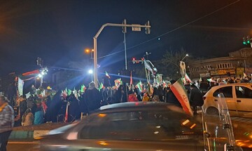 حضور کتابخانه سیار یار مهربان 9 شهرستان ری در تجمعات شبانه مردم در فلکه دوم تهرانپارس
