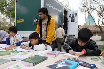 کتابخانه سیار قزوین میزبان کودکان در روزهای حماسه و پایداری