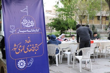 کتابخانه سیار قزوین میزبان کودکان در روزهای حماسه و پایداری