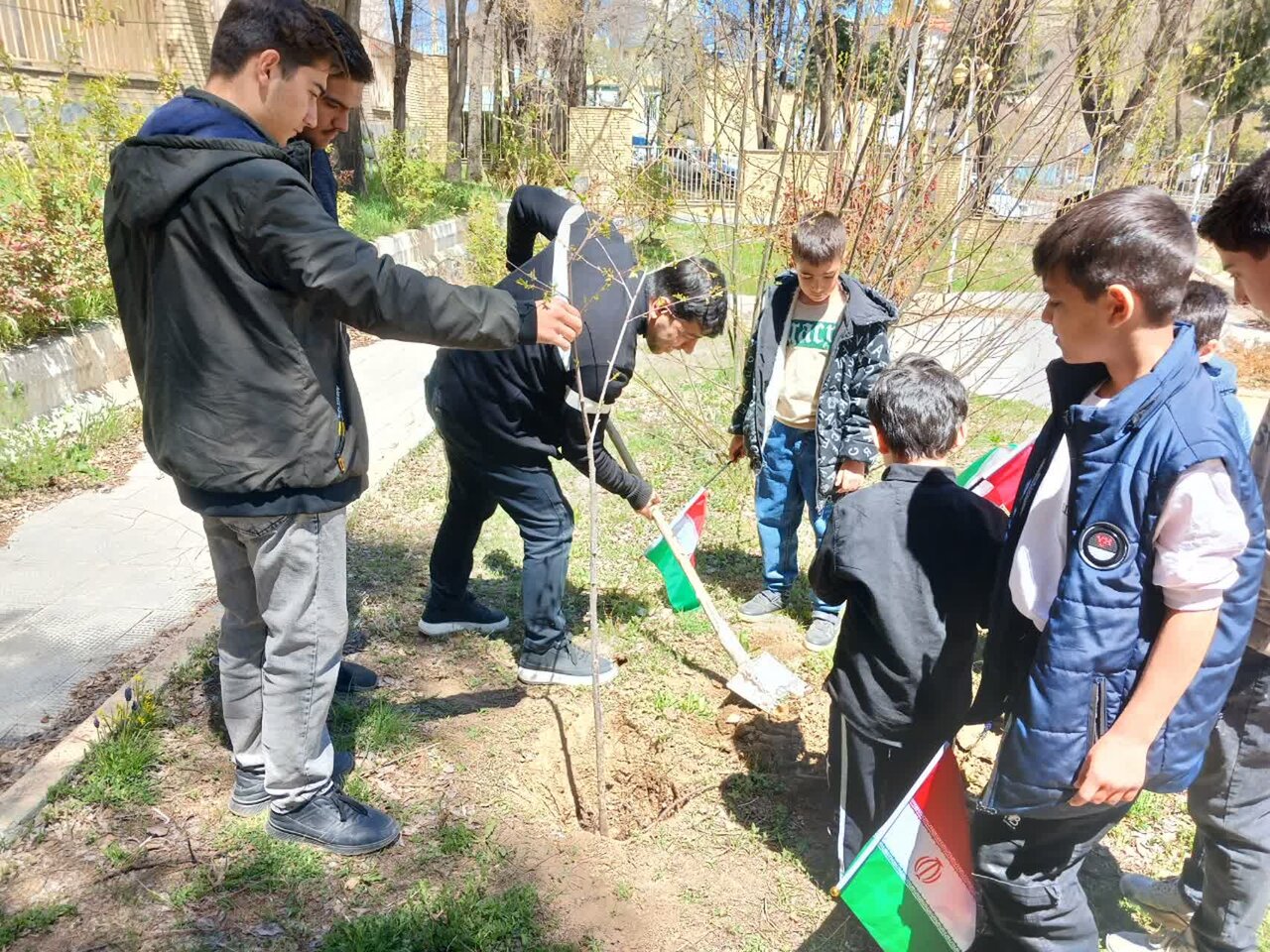 برگزاری آئین کاشت نهال در کتابخانه‌های عمومی خوانسار و ویست
