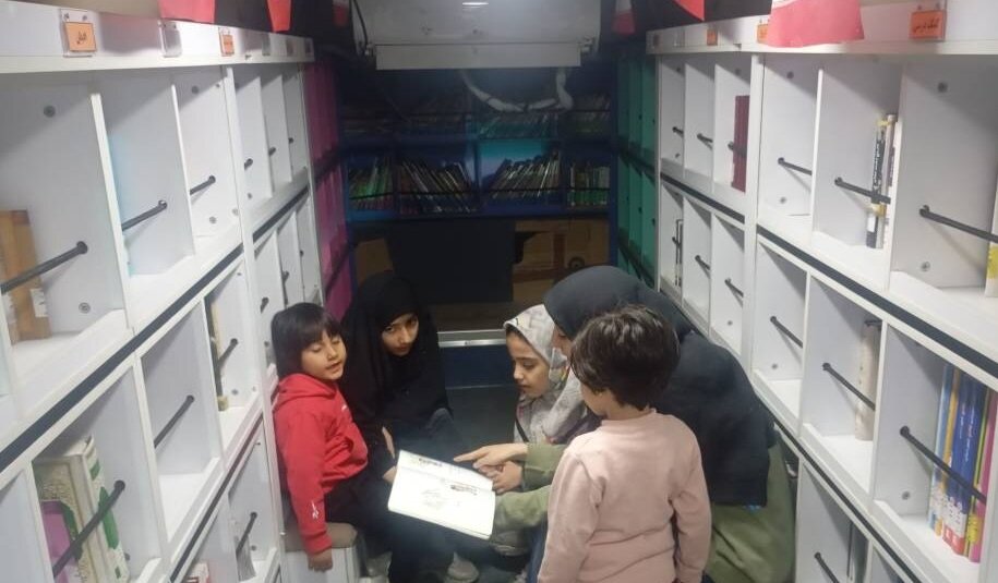 حضور کتابخانه سیار هدهد ۸ شهرستان ملارد در تجمع مردمی میدان صادقیه تهران