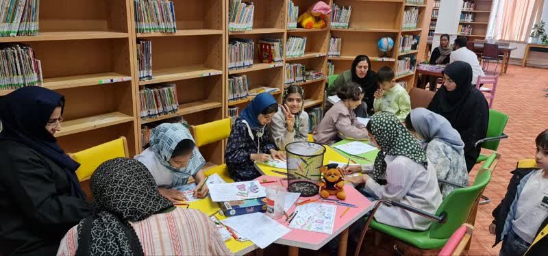 غرس نهال به یاد رهبر شهید انقلاب و شهدای مدرسه شجره طیبه میناب