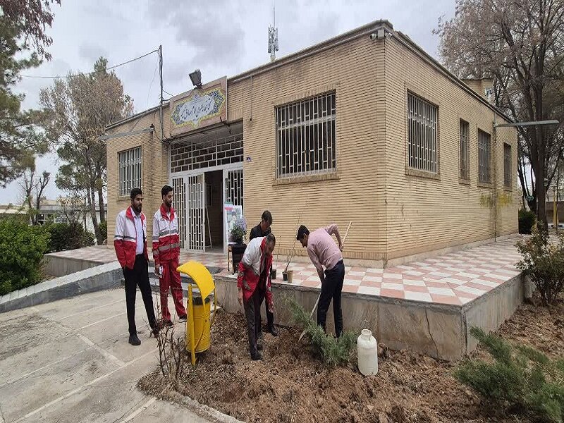کاشت نهال مثمر در قالب پویش باغ امین در کتابخانه امام صادق(ع) شهر میمه