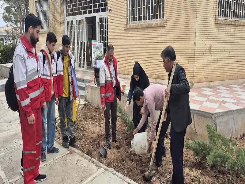 کاشت نهال مثمر در قالب پویش باغ امین در کتابخانه امام صادق(ع) شهر میمه