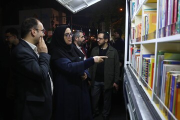 برنامه‌های فرهنگی کتابخانه سیار نهاد در تجمعات شبانه میدان شهدا