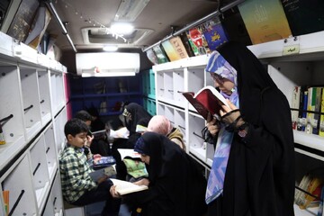 برنامه‌های فرهنگی کتابخانه سیار نهاد در تجمعات شبانه میدان شهدا