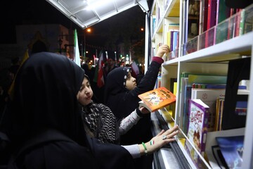 برنامه‌های فرهنگی کتابخانه سیار نهاد در تجمعات شبانه میدان شهدا