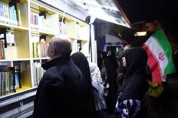 برنامه‌های فرهنگی کتابخانه سیار نهاد در تجمعات شبانه میدان شهدا