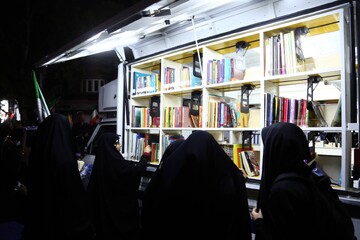 برنامه‌های فرهنگی کتابخانه سیار نهاد در تجمعات شبانه میدان شهدا