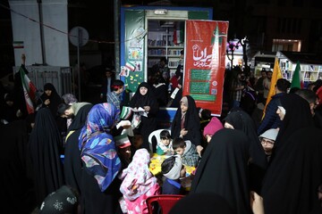 برنامه‌های فرهنگی کتابخانه سیار نهاد در تجمعات شبانه میدان شهدا
