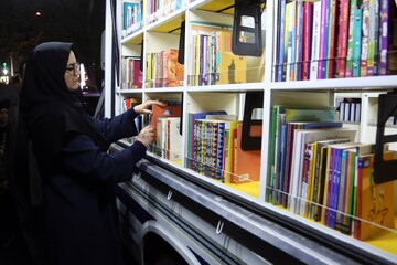 برنامه‌های فرهنگی کتابخانه سیار نهاد در تجمعات شبانه میدان شهدا