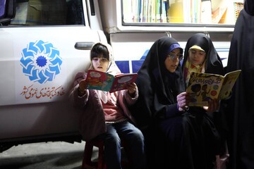 برنامه‌های فرهنگی کتابخانه سیار نهاد در تجمعات شبانه مردم تهران در فلکه دوم تهرانپارس