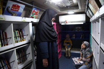 برنامه‌های فرهنگی کتابخانه سیار نهاد در تجمعات شبانه مردم تهران در فلکه دوم تهرانپارس