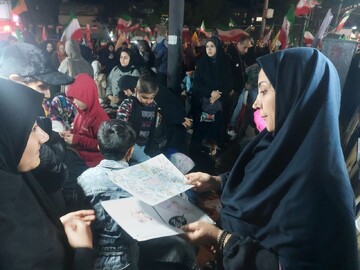 حضور کتابخانه سیار یار مهربان ۹ شهرستان ری در تجمعات شبانه مردم در فلکه دوم تهرانپارس
