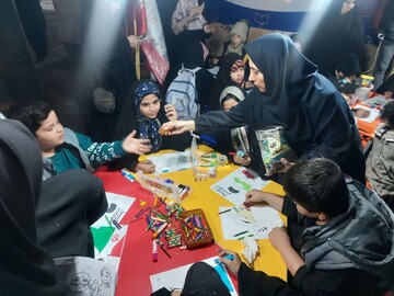حضور کتابخانه سیار یار مهربان ۹ شهرستان ری در تجمعات شبانه مردم در فلکه دوم تهرانپارس